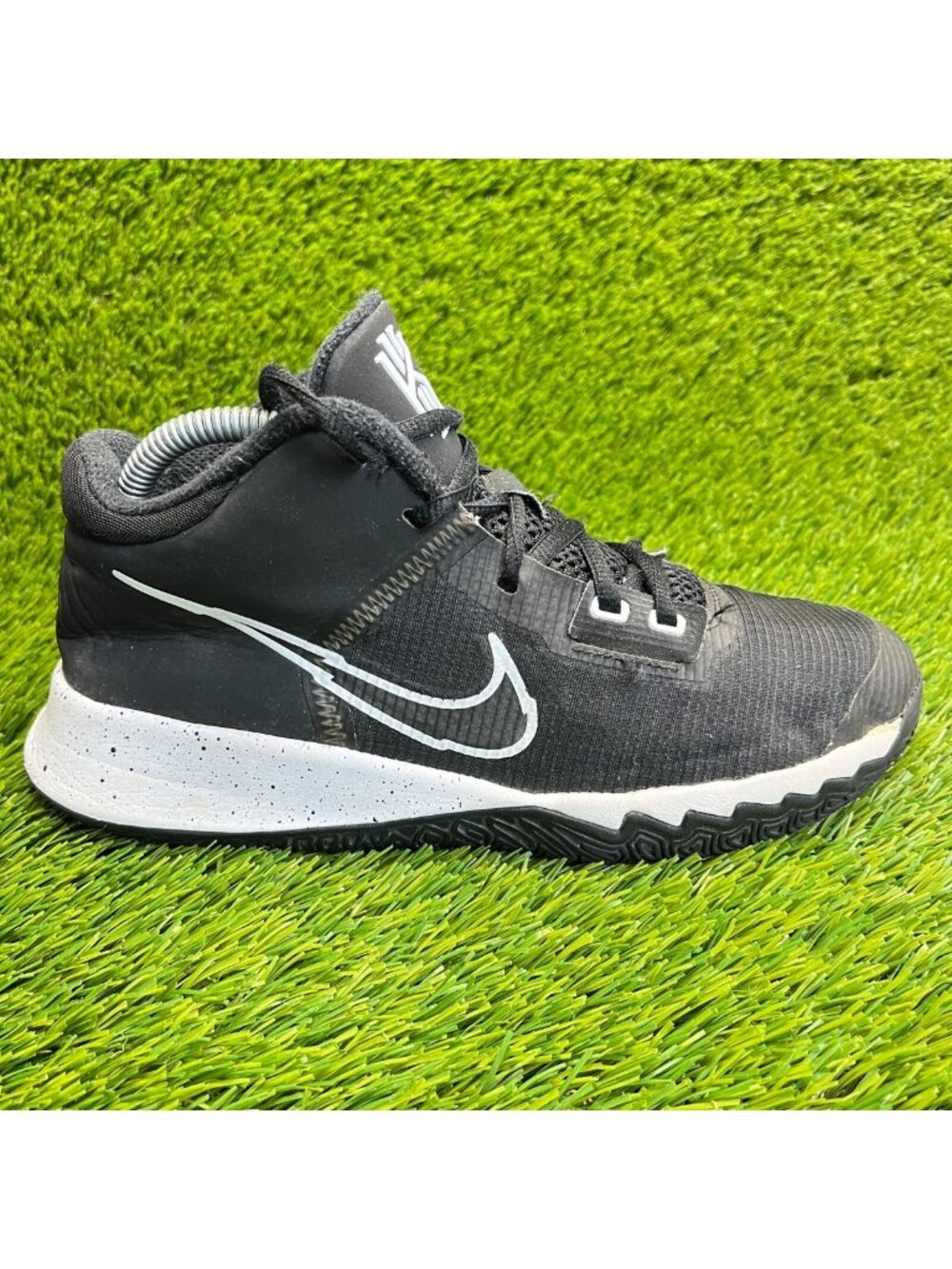 Nike Kyrie Flytrap 4 Boys Size 6.5Y Black White Basketball Shoes Sneakers